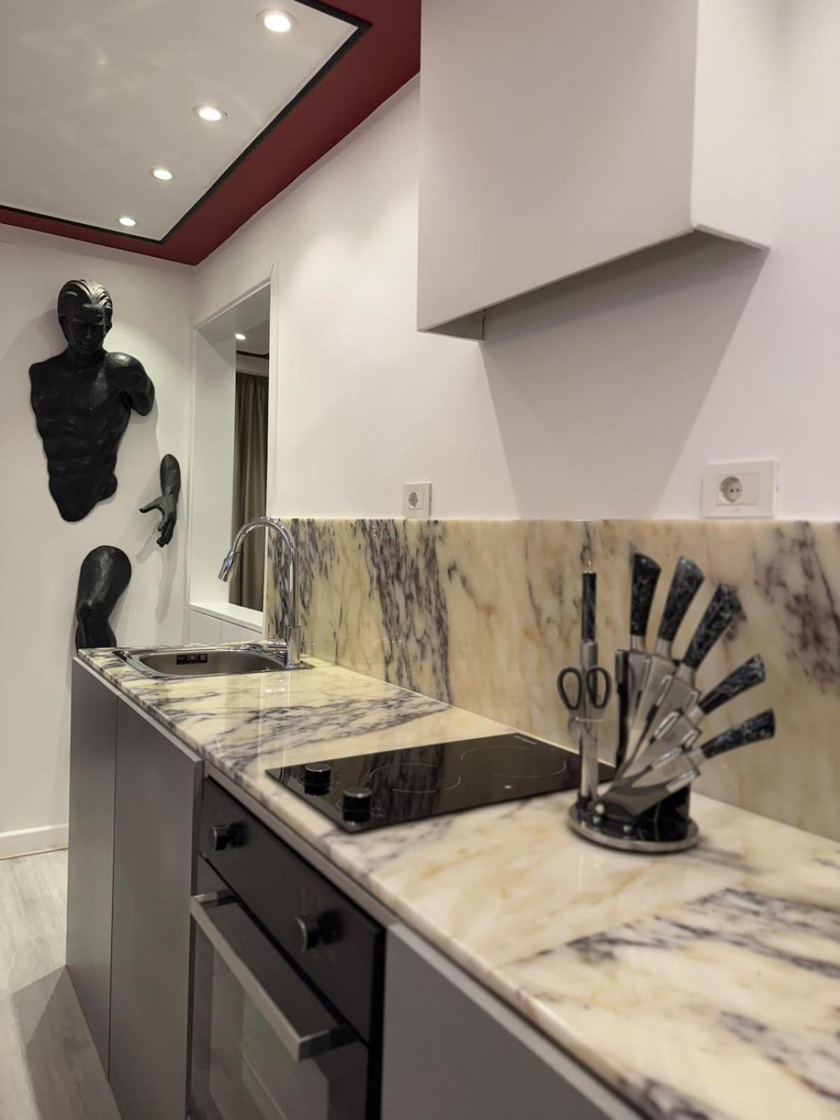 Modern 1 - Bedroom In Zamalek Visits Allowed - 8b Apartment *